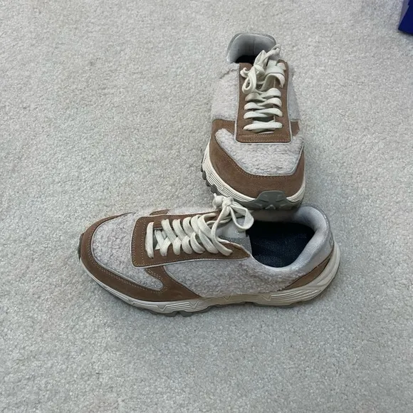 P448 tennis shoes. Sz 39.