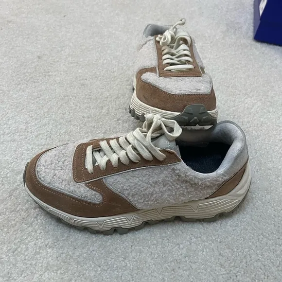 P448 tennis shoes. Sz 39.