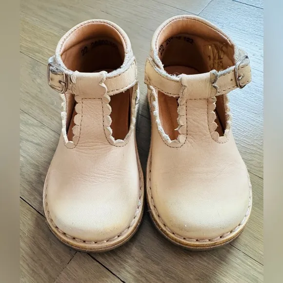 Petit Nord Cream Light Pink T-bar Leather Scallop Toddler Shoes Size EU 22