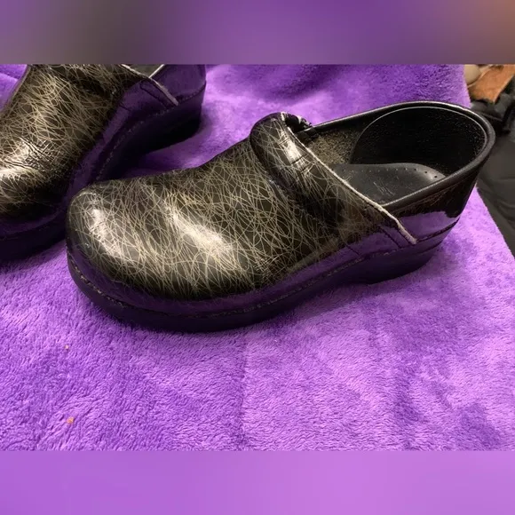 Professional Dansko Scribble Black &amp; Silver Pattern Clogs, size 38, Nurse, EUC