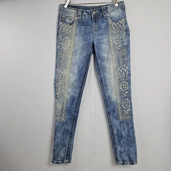 Rare hard to find Miss Me stone wash embroidered skinny jeans size 27