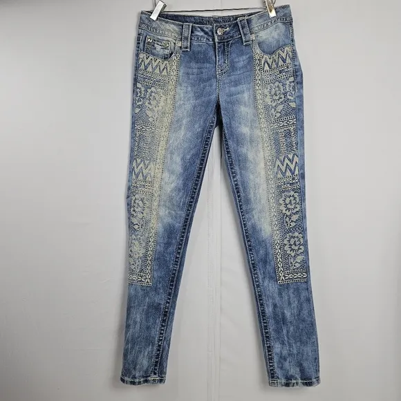 Rare hard to find Miss Me stone wash embroidered skinny jeans size 27