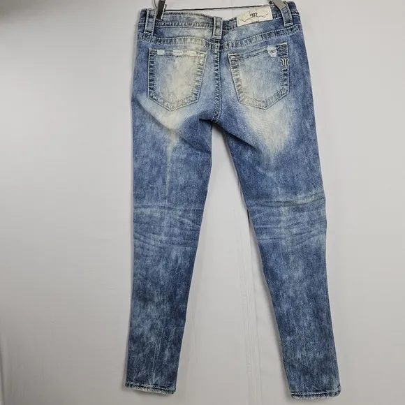 Rare hard to find Miss Me stone wash embroidered skinny jeans size 27