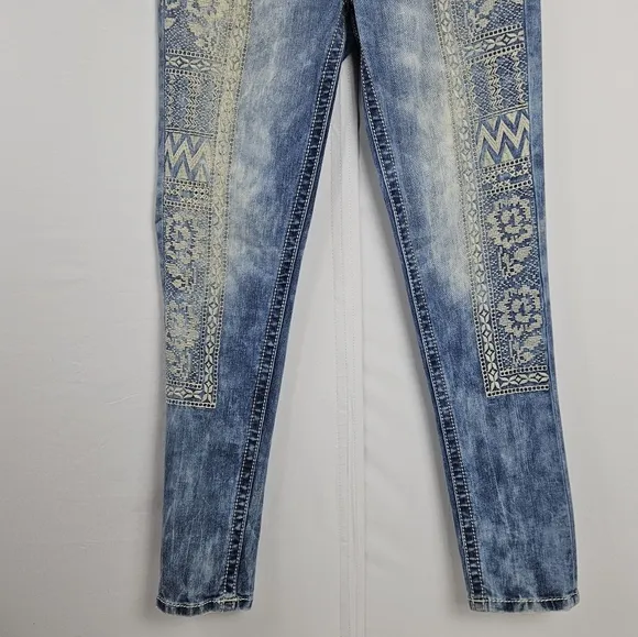 Rare hard to find Miss Me stone wash embroidered skinny jeans size 27