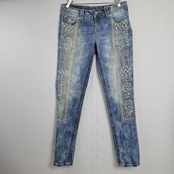 Rare hard to find Miss Me stone wash embroidered skinny jeans size 27