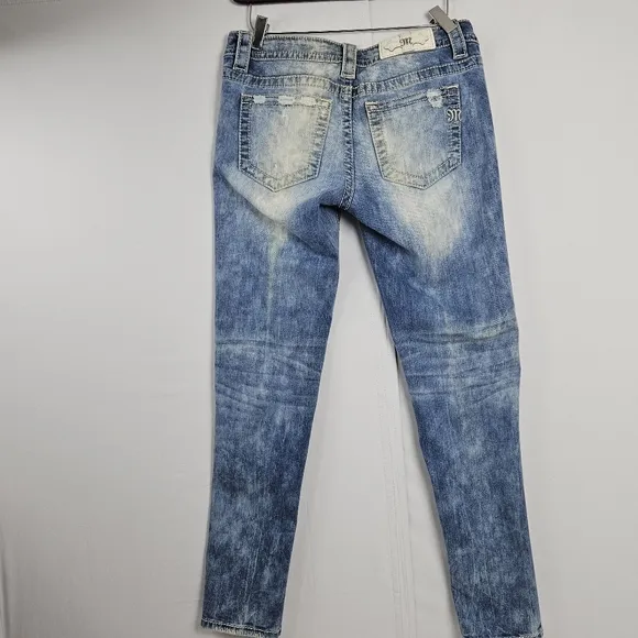 Rare hard to find Miss Me stone wash embroidered skinny jeans size 27