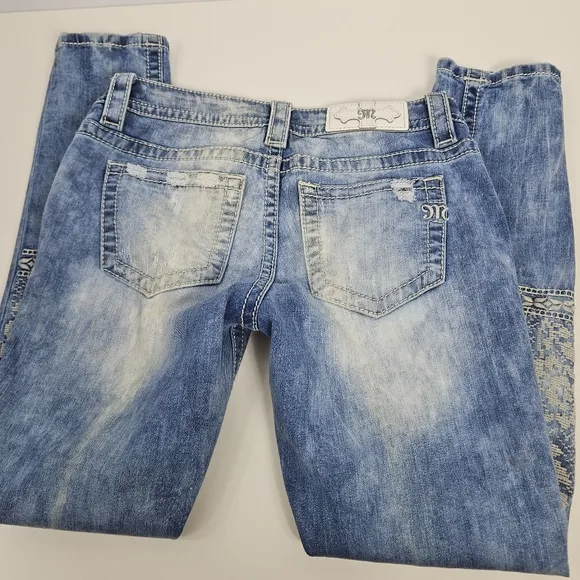 Rare hard to find Miss Me stone wash embroidered skinny jeans size 27