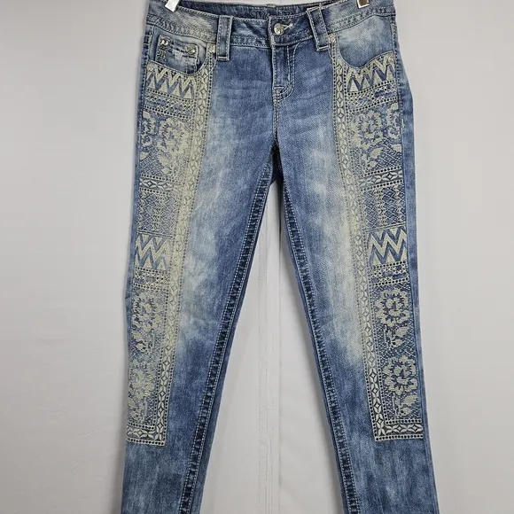 Rare hard to find Miss Me stone wash embroidered skinny jeans size 27