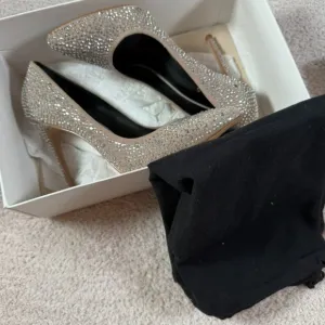 Reiss Marilyn Crystal Pointed Toe Heels Neutral Sz 37 US 7 New Defect Silver