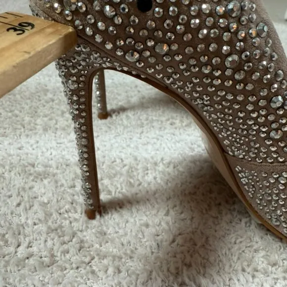 Reiss Marilyn Crystal Pointed Toe Heels Neutral Sz 37 US 7 New Defect Silver