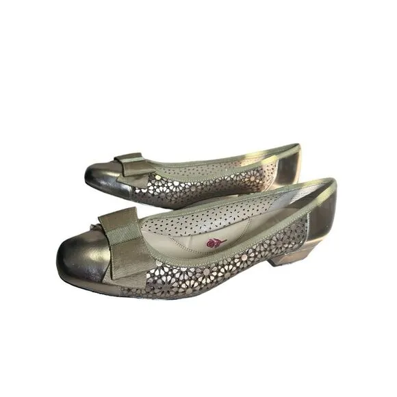 Ros Hommerson bronze Trisha metallic / patent leather flats in a size 9.5SS new