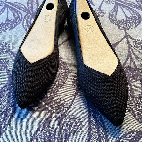 Rothy’s 10.5 Black Solid The Point and extra set of insoles.