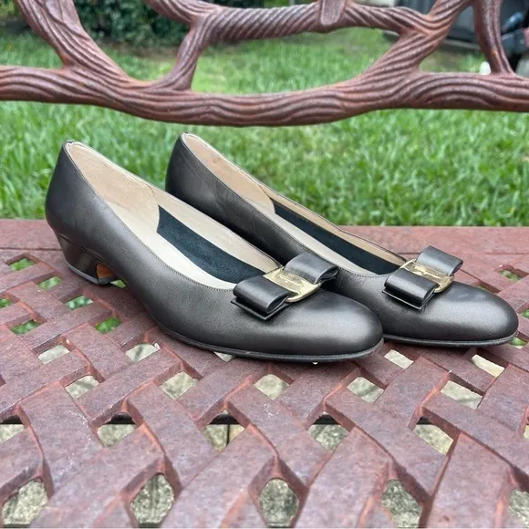 Salvatore Ferragamo Boutique Italian Vara Bow Pumps In Bronze Like New