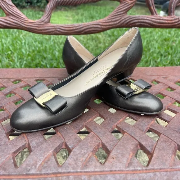 Salvatore Ferragamo Boutique Italian Vara Bow Pumps In Bronze Like New