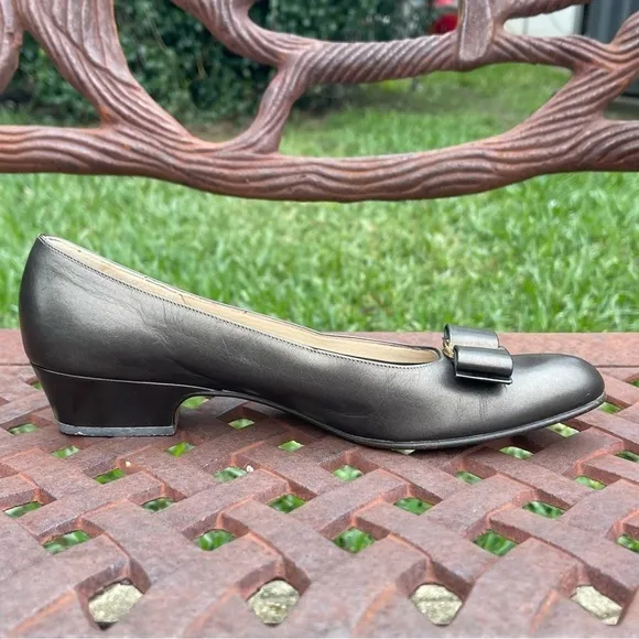 Salvatore Ferragamo Boutique Italian Vara Bow Pumps In Bronze Like New