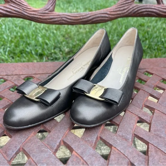 Salvatore Ferragamo Boutique Italian Vara Bow Pumps In Bronze Like New