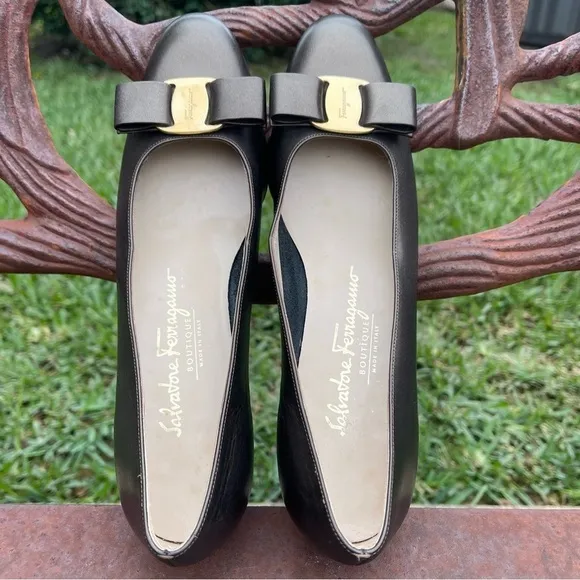 Salvatore Ferragamo Boutique Italian Vara Bow Pumps In Bronze Like New