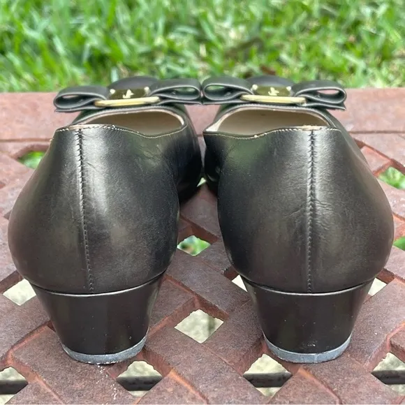 Salvatore Ferragamo Boutique Italian Vara Bow Pumps In Bronze Like New