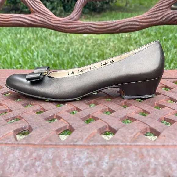 Salvatore Ferragamo Boutique Italian Vara Bow Pumps In Bronze Like New