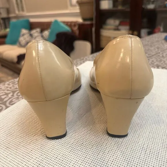 Salvatore Ferragamo Cream Black Vintage Low Heel Pumps w/ Charms sz 7B RARE