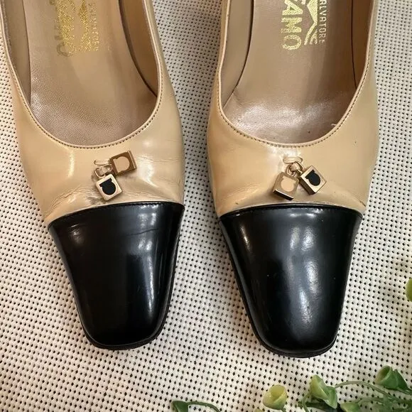 Salvatore Ferragamo Cream Black Vintage Low Heel Pumps w/ Charms sz 7B RARE