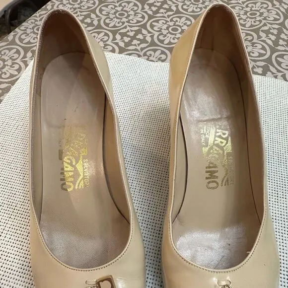 Salvatore Ferragamo Cream Black Vintage Low Heel Pumps w/ Charms sz 7B RARE