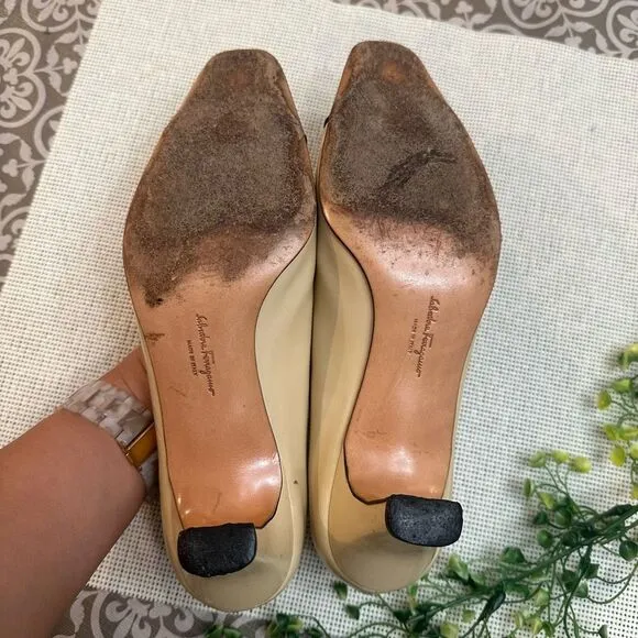 Salvatore Ferragamo Cream Black Vintage Low Heel Pumps w/ Charms sz 7B RARE