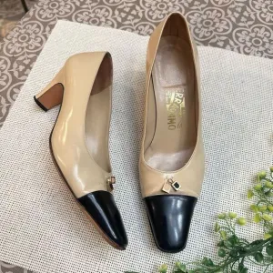 Salvatore Ferragamo Cream Black Vintage Low Heel Pumps w/ Charms sz 7B RARE