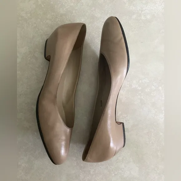 SALVATORE FERRAGAMO tan shoes pumps Sz 10 Narrow EUC leather Italy