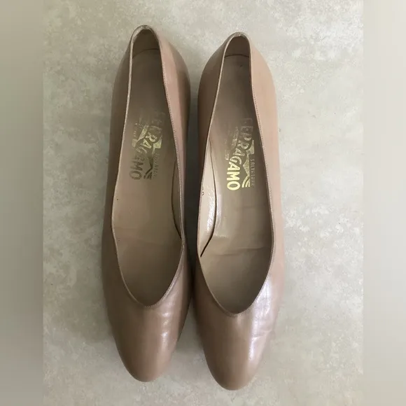 SALVATORE FERRAGAMO tan shoes pumps Sz 10 Narrow EUC leather Italy
