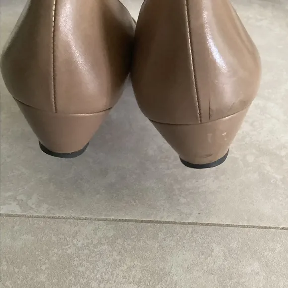 SALVATORE FERRAGAMO tan shoes pumps Sz 10 Narrow EUC leather Italy