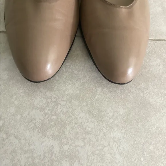SALVATORE FERRAGAMO tan shoes pumps Sz 10 Narrow EUC leather Italy