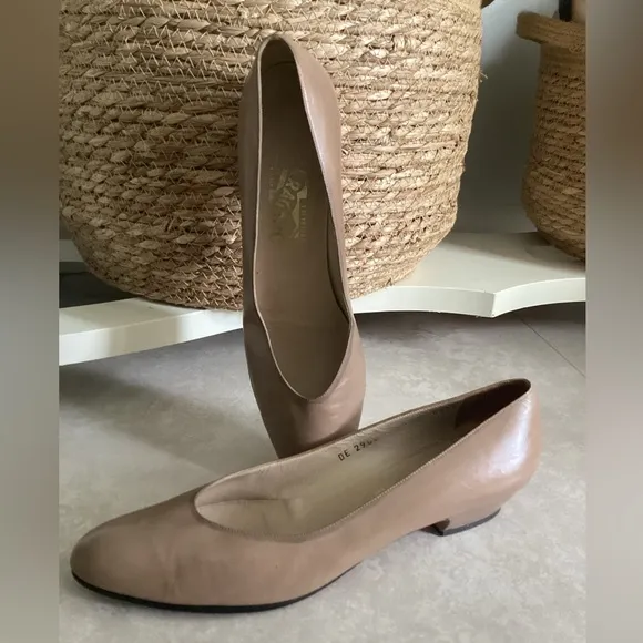 SALVATORE FERRAGAMO tan shoes pumps Sz 10 Narrow EUC leather Italy