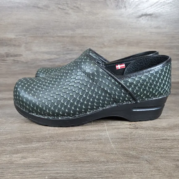 Sanita Comfort Professional Clogs Green Snake Print Slip On Shoes Sz 39 US 8.5