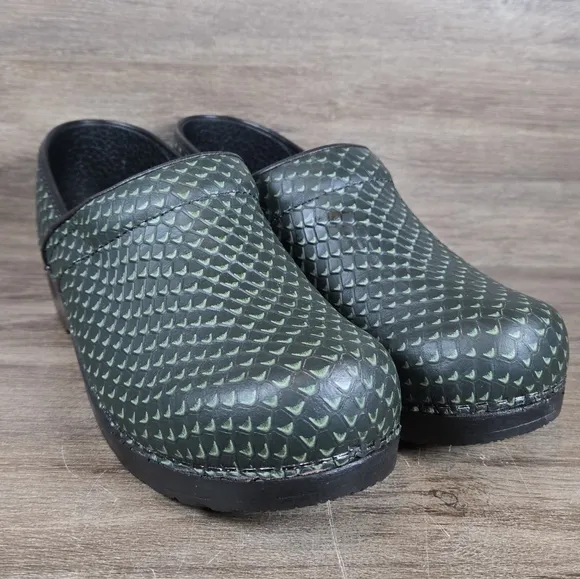 Sanita Comfort Professional Clogs Green Snake Print Slip On Shoes Sz 39 US 8.5