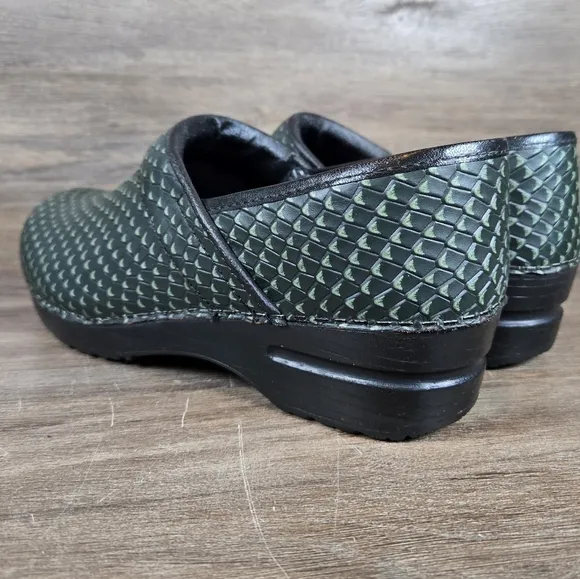 Sanita Comfort Professional Clogs Green Snake Print Slip On Shoes Sz 39 US 8.5