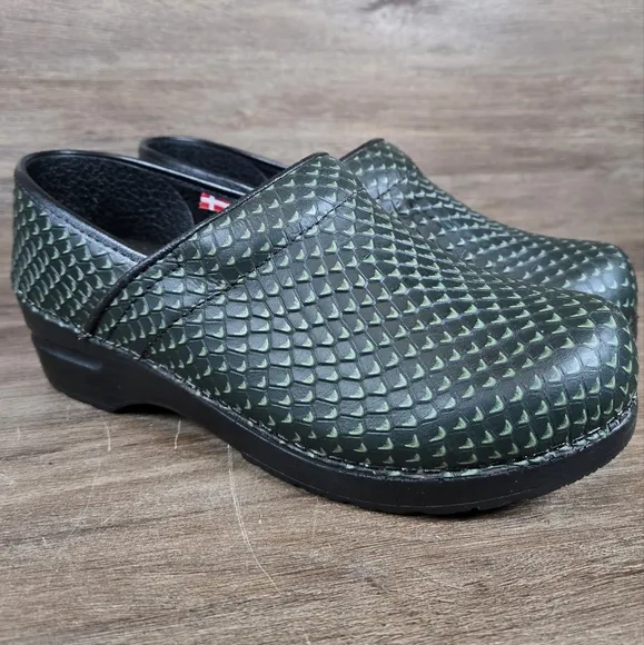Sanita Comfort Professional Clogs Green Snake Print Slip On Shoes Sz 39 US 8.5