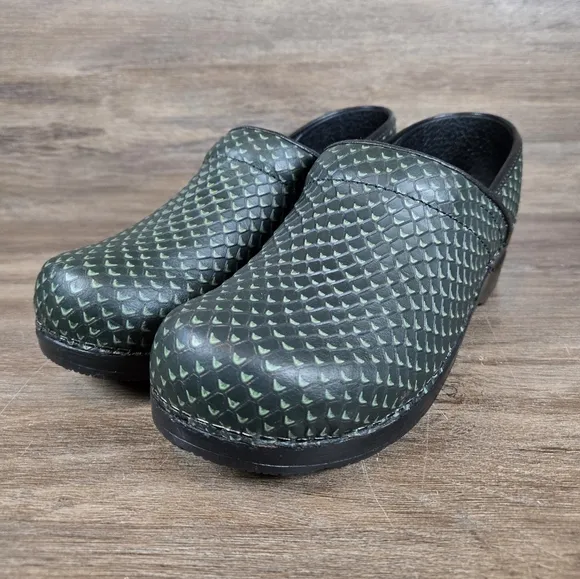 Sanita Comfort Professional Clogs Green Snake Print Slip On Shoes Sz 39 US 8.5