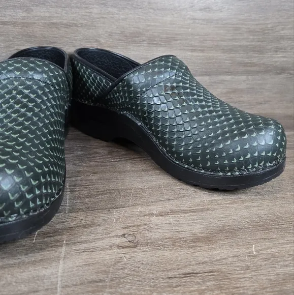 Sanita Comfort Professional Clogs Green Snake Print Slip On Shoes Sz 39 US 8.5