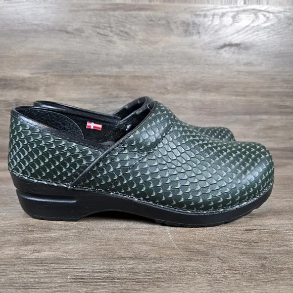Sanita Comfort Professional Clogs Green Snake Print Slip On Shoes Sz 39 US 8.5