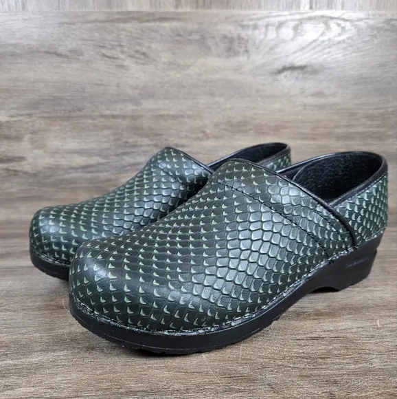 Sanita Comfort Professional Clogs Green Snake Print Slip On Shoes Sz 39 US 8.5