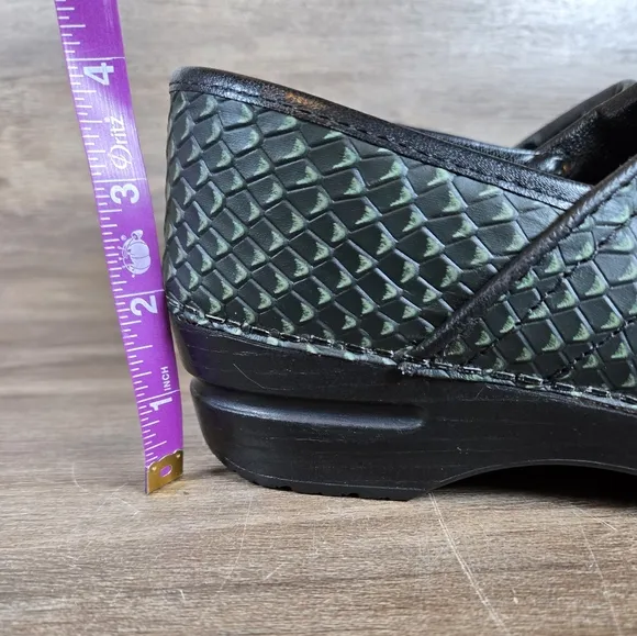 Sanita Comfort Professional Clogs Green Snake Print Slip On Shoes Sz 39 US 8.5