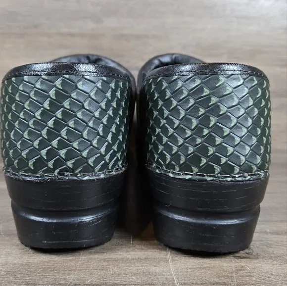 Sanita Comfort Professional Clogs Green Snake Print Slip On Shoes Sz 39 US 8.5