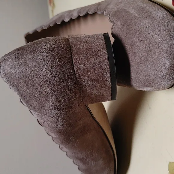 Sesto Meucci Firenze Scalloped Edge Taupe Suede Small Heel Slip-on Shoes 7M