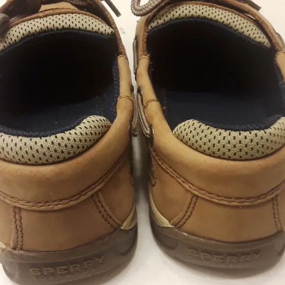 SIZE 4 M. SPERRY top-sider&quot;LANYARD&quot;  boy's leather shoes.