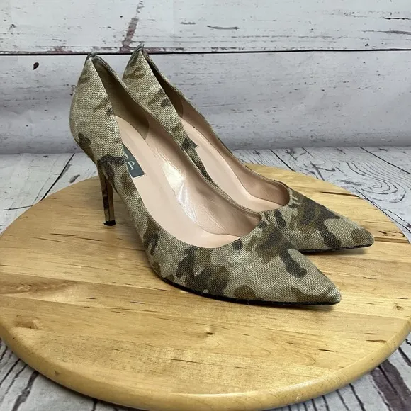 SJP Sarah Jessica Parker Shoes Womens sz 40.5 8 Cyrus Pointed Toe Camouflage