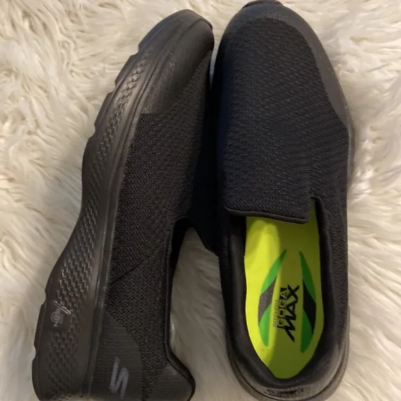 Skechers Goga Max Man Shoes size 11 BNWT color black please see all photos
