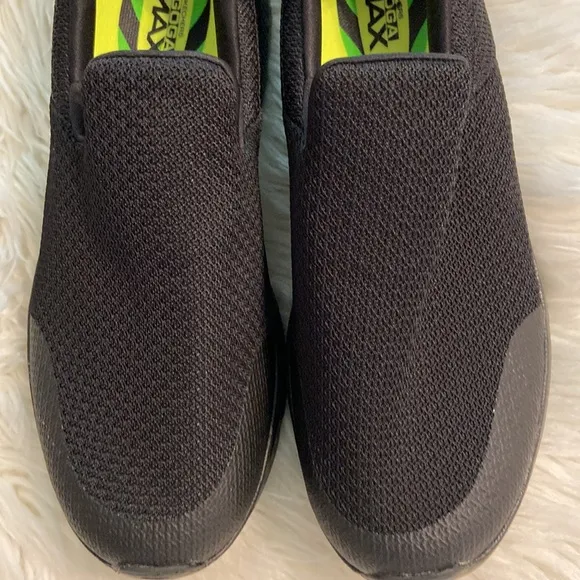 Skechers Goga Max Man Shoes size 11 BNWT color black please see all photos