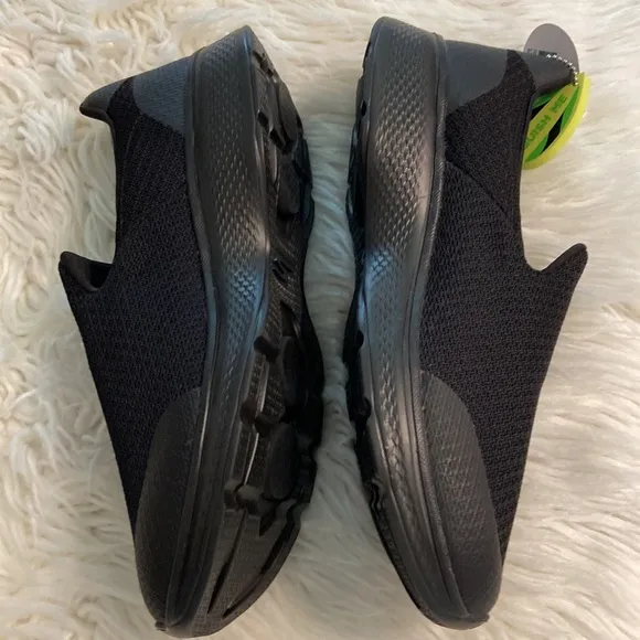 Skechers Goga Max Man Shoes size 11 BNWT color black please see all photos