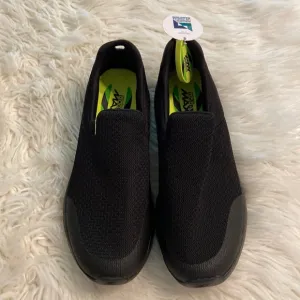 Skechers Goga Max Man Shoes size 11 BNWT color black please see all photos